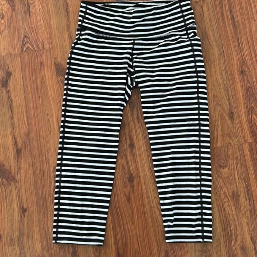 Athleta black and white stripe Capri fitness pants athletic legging size S